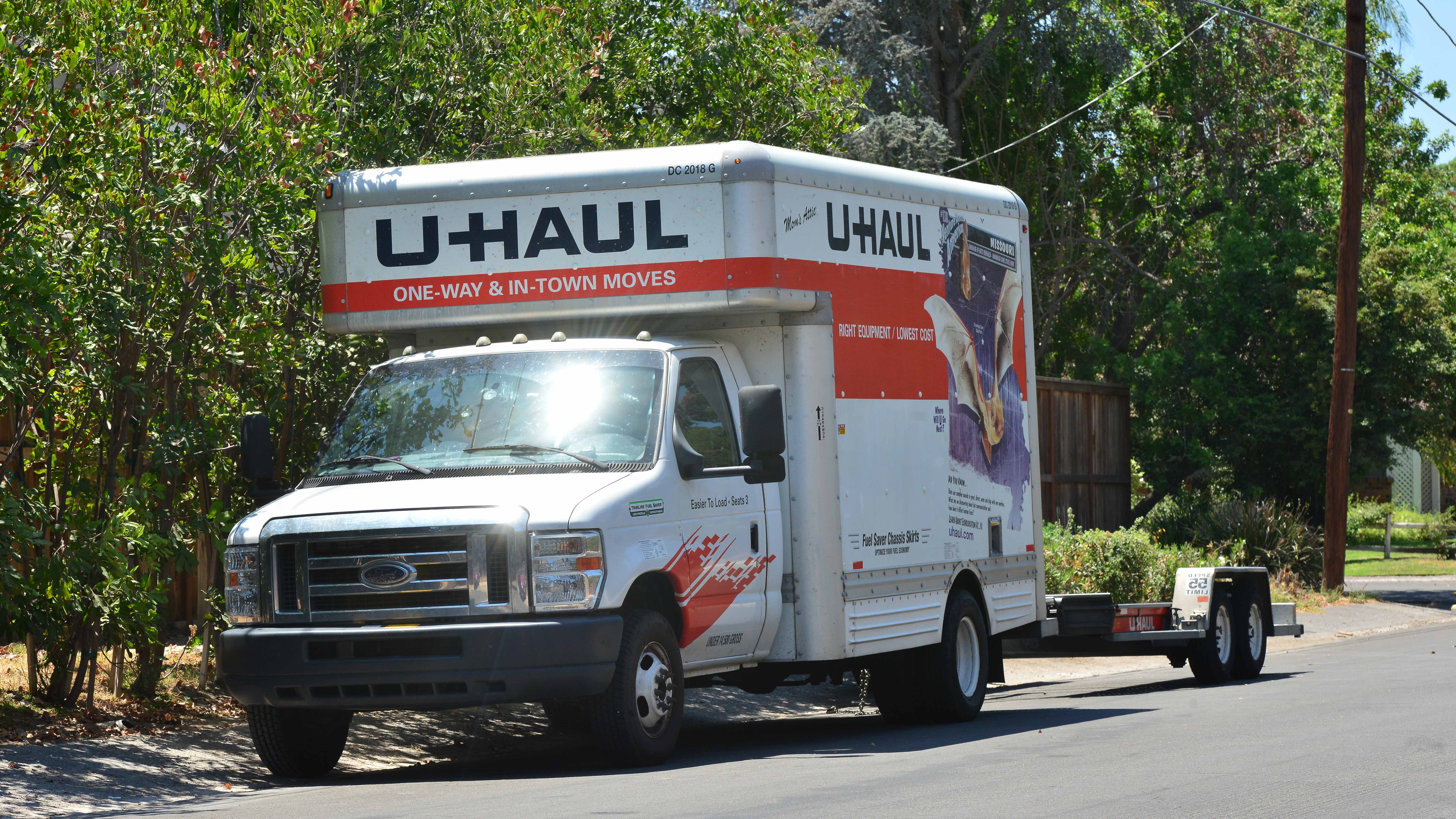 Sarah Hyland welcomes her boyfriend Wells Adams with a kiss